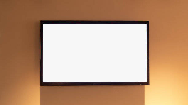 墙上有一个空白屏幕的现代电视图片下载