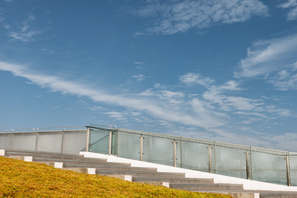 户外公园草坪上的攀登台阶图片下载