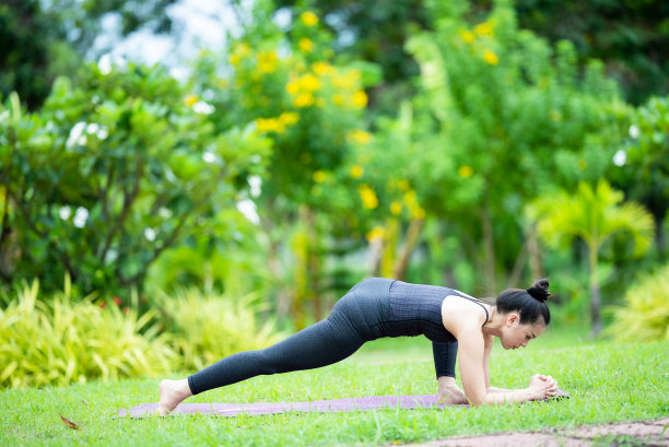 女人年轻的亚洲成年人练习瑜伽在家里花园自然放松和获得健康的健康社会距离。体育和娱乐股票照片图片下载