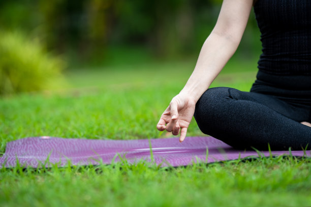 女人年轻的亚洲成年人练习瑜伽在家里花园自然放松和获得健康的健康社会距离。体育和娱乐股票照片图片下载