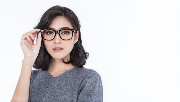 迷人的美丽微笑积极亚洲快乐书呆子女人。特写的亚洲书呆子女孩穿着t恤孤立在白色背景。成功快乐的情绪表达成功的观念图片下载