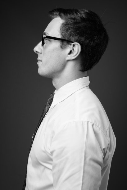 年轻英俊的商人戴着黑白眼镜图片下载