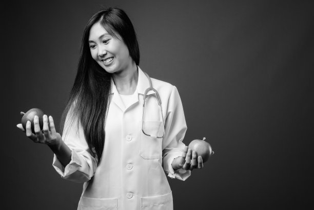 年轻美丽的亚洲女人医生在黑和白图片下载