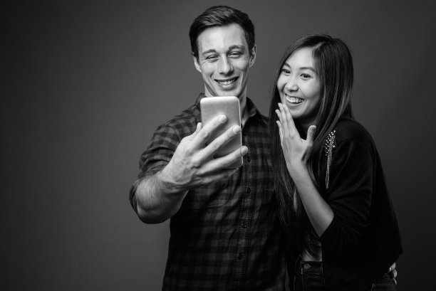 年轻的多民族夫妇在一起的黑白照片图片下载