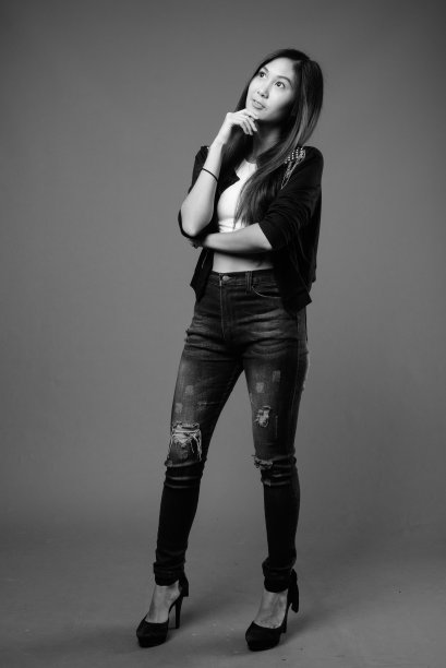 年轻美丽的亚洲女人在黑白图片下载