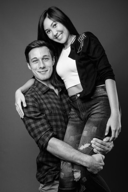 年轻的多民族夫妇在一起的黑白照片图片下载