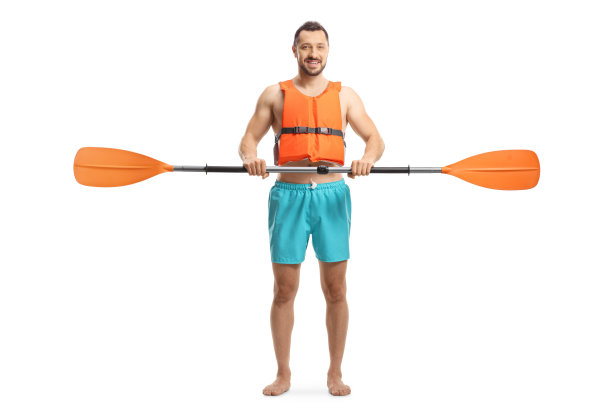 一名年轻男子的全身肖像，穿着救生衣，手持桨图片下载