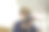 小男孩在玩突击步枪。玩具枪的概念图片下载
