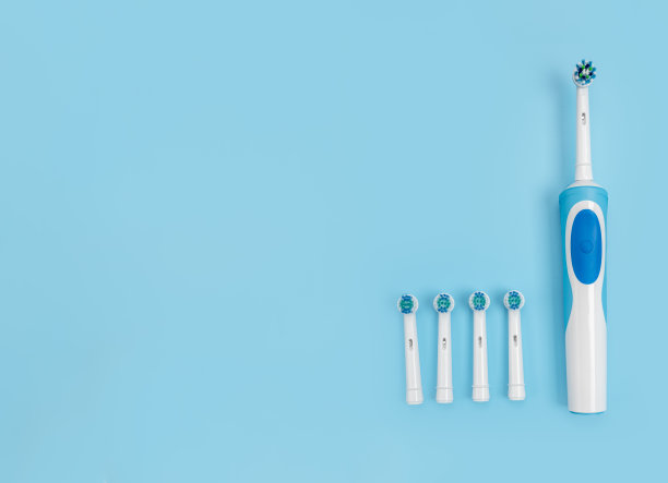 带有几个备用头的现代电动牙刷。现代声波或电动牙刷与更换头。使用智能声波牙刷，提供专业口腔护理和健康牙齿的理念图片下载