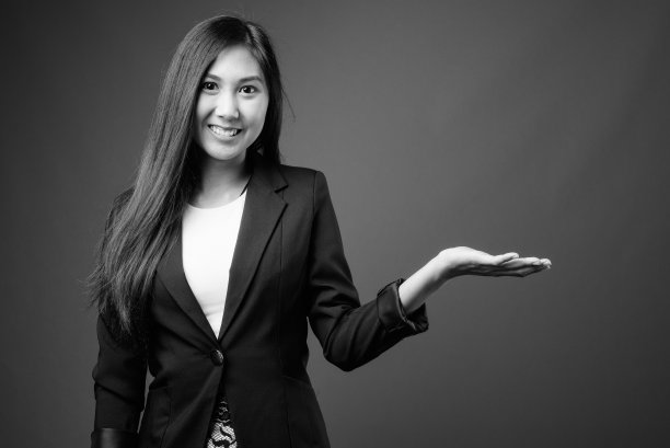 年轻美丽的亚洲女商人在黑白图片下载