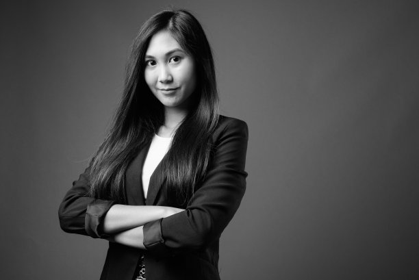 年轻美丽的亚洲女商人在黑白图片下载