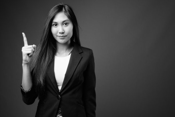 年轻美丽的亚洲女商人在黑白图片下载