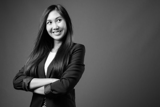 年轻美丽的亚洲女商人在黑白图片下载