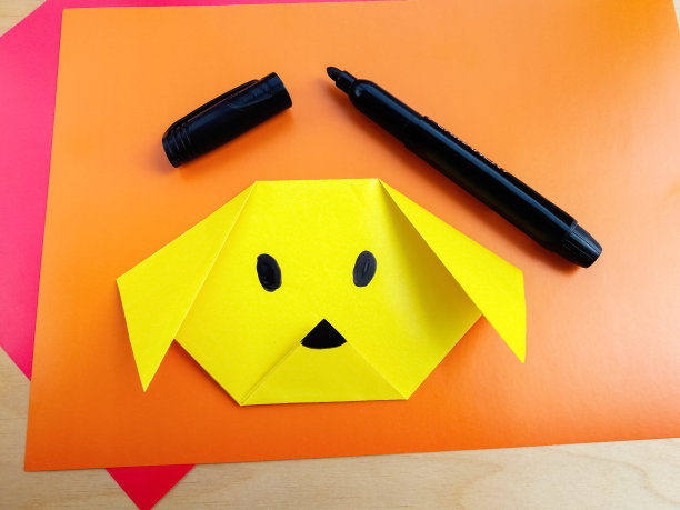 步骤6。一步一步的照片说明，如何用你自己的手纸做一个狗(小狗)雕像。和孩子们一起做简单的工艺品。DIY的概念。孩子们的创造力。折纸对孩子图片下载