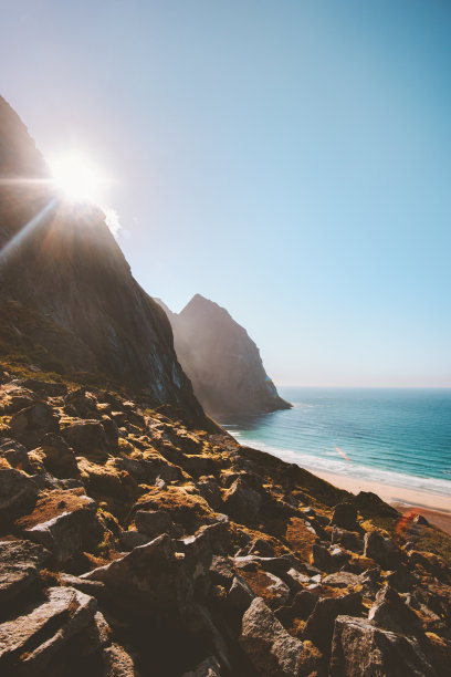 挪威风景科瓦尔维卡沙滩、大海和罗浮敦群岛的岩石自然美丽的旅游目的地，阳光明媚的天气，夏季图片下载