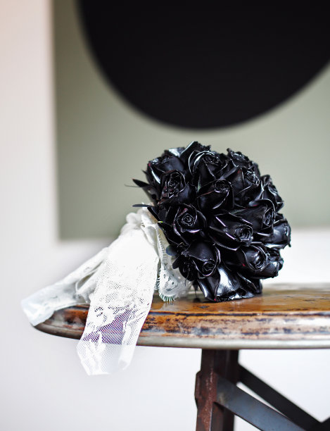 复古木制餐桌上的黑玫瑰，新娘花。图片下载