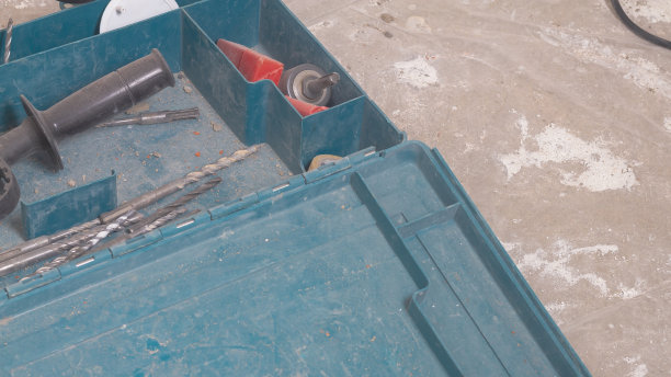 用满是灰尘的工具，钻头，钻头，工具盒里的打孔机图片下载