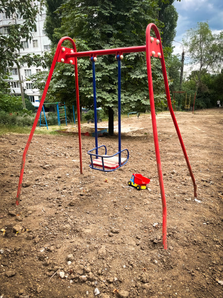 废弃操场上畸形儿童的秋千图片下载