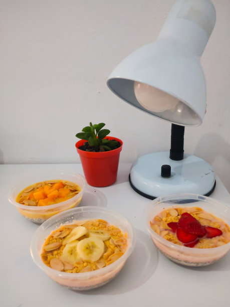 奇亚籽布丁，水果和杏仁片放在碗里。图片下载