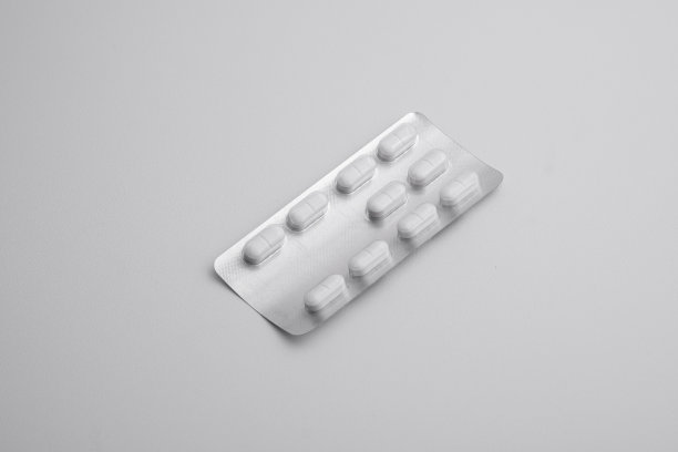 药片在白色的背景箔包装图片下载