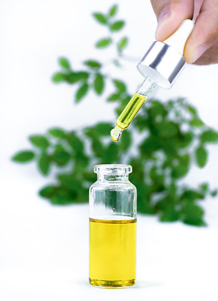 装有精油和吸管的玻璃瓶图片下载