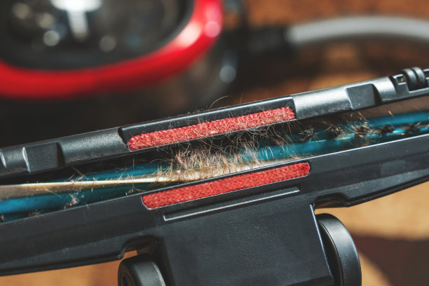 打扫房间时，长发缠在吸尘器的涡轮刷上图片下载