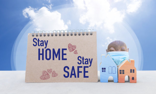 呆在家里呆安全卡模型房子和男孩雕塑面具与天空背景图片下载