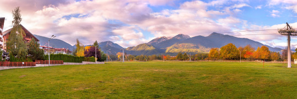 保加利亚，班斯科旗帜，秋天皮林山脉图片下载