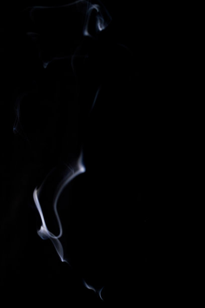 孤立的蒸汽。模糊的蒸汽雾云，抽象的雾或白烟孤立在黑色背景。带有复制空间的蒸汽摘要。图片下载