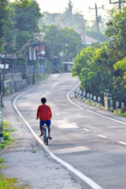 离焦抽象背景的一个人骑自行车图片下载