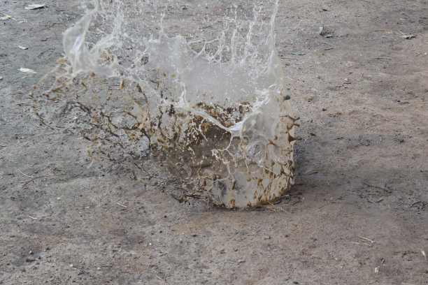 脏水飞溅的特写镜头图片下载