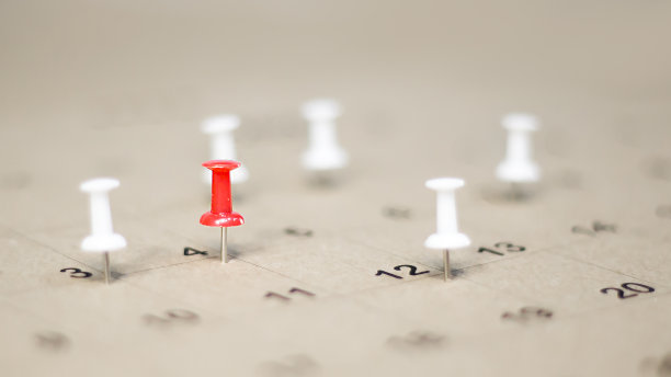 日历上的大头针表示日程安排，计划概念。图片下载