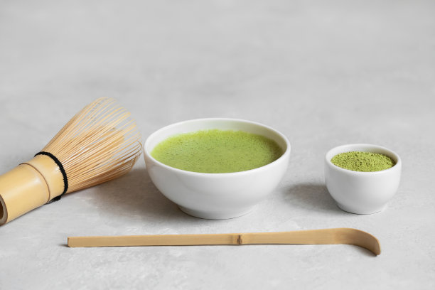 抹茶绿茶。这是一个日本茶道，背景是灰色的混凝土。本空间图片下载
