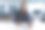 白人女性创意工作者的肖像坐在桌子上看着相机图片下载
