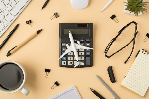 在孤立的米色背景上的键盘鼠标花盆笔文具装订杯飞机模型计算器眼镜和笔记本的顶部视图照片图片下载