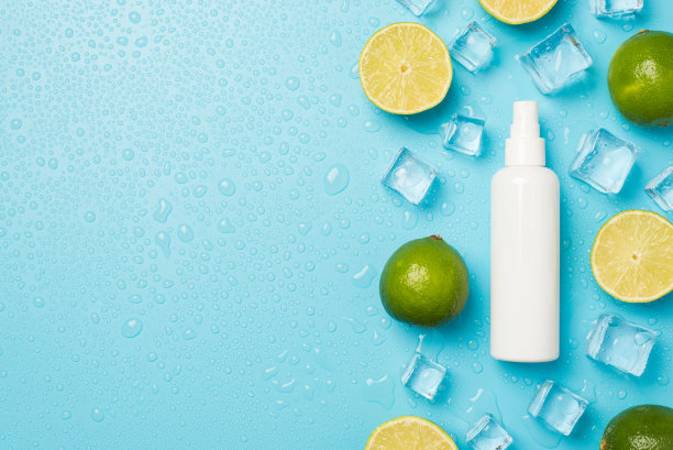 头顶的照片堆的绿色莱姆冰块滴和喷雾孤立的蓝色背景与空的空间图片下载