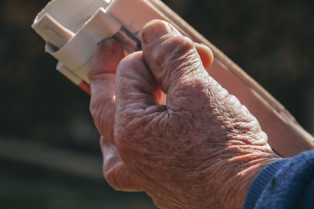 高层人员指甲脏的手图片下载