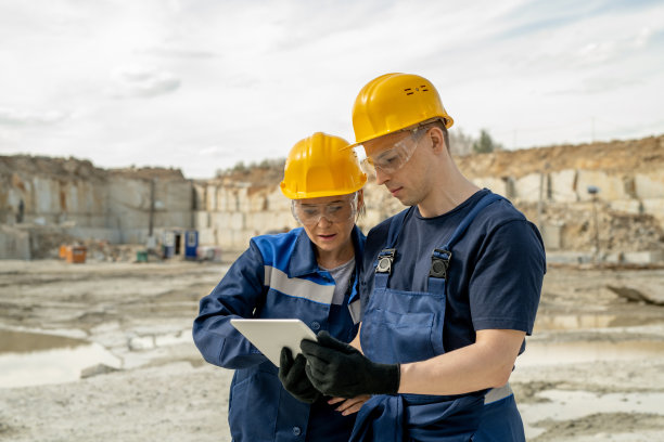 两个同事正在讨论新建筑的草图图片下载
