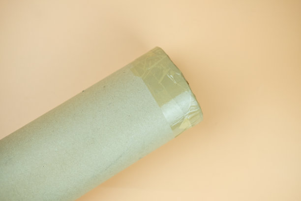 包装纸板管和棕色包装磁带卷像盖子。俯视图图片下载