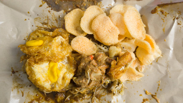 印尼传统的街头小吃，鸡蛋和饼干的高视角图片下载