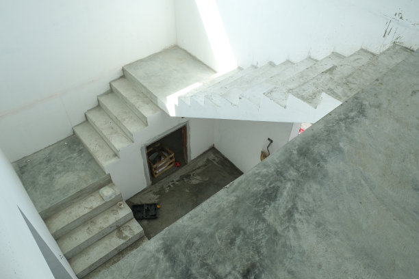 新屋结构混凝土楼梯采用轻质水泥砖和白色过梁抹灰进行现场加固。图片下载