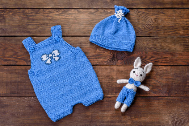 玩具兔子系在一个黑暗的背景毛线图片下载