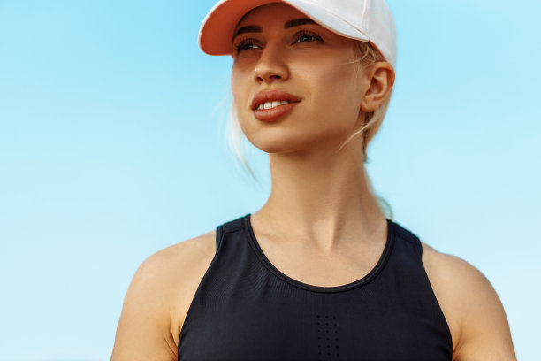 运动迷人的年轻女人，一张肌肉发达的女人在海边穿着运动服的照片，运动的概念图片下载