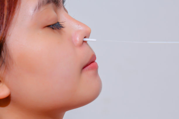 用棉签做鼻拭子测试图片下载