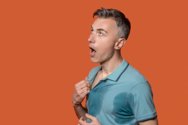 悲伤的人遭受着大汗淋漓图片下载