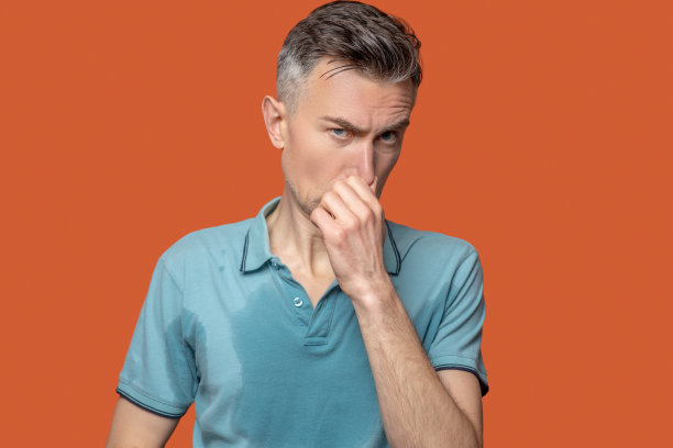 穿着t恤的男人，鼻子上有湿漉漉的斑点图片下载