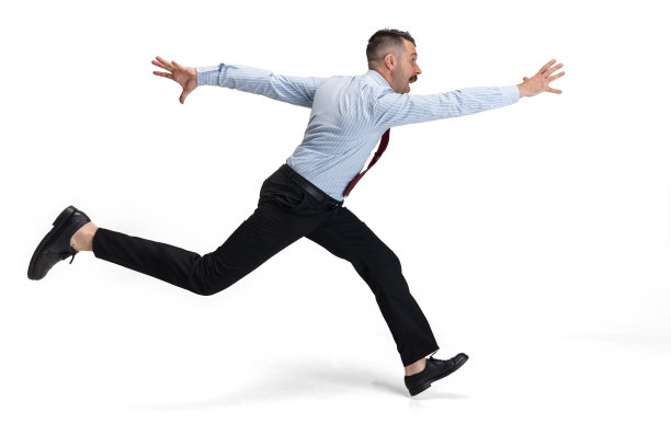 侧视图。年轻的白人男子的肖像，办公室工作人员在白色的背景下孤立地运行。图片下载