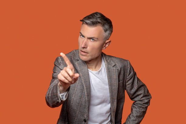 竖起手指皱着眉头的男人图片下载