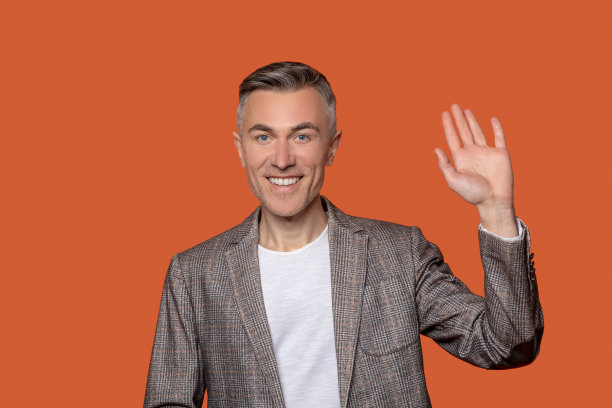 微笑的男子举手致意图片下载