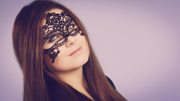 戴着蕾丝面具的神秘女人图片下载